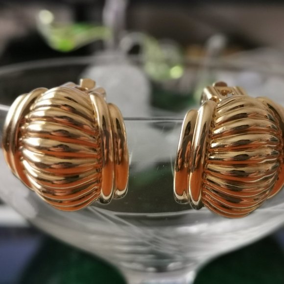 Vintage Gold Tone Clip on Earrings - Picture 3 of 10